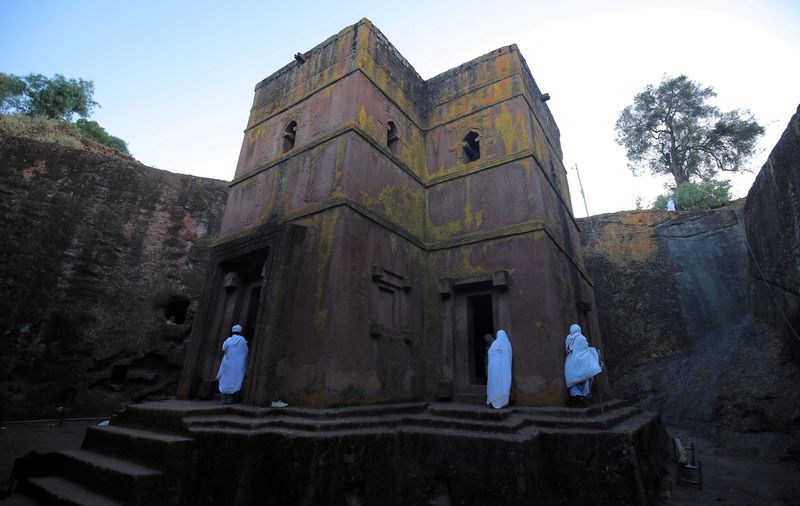 &copy; Reuters. أشخاص يحضرون جلسة صلاة الصباح في كنيسة القديس جورج المحفورة في الصخر في بلدة لاليبيلا بمنطقة أمهرة في إثيوبيا بصورة من أرشيف رويترز.