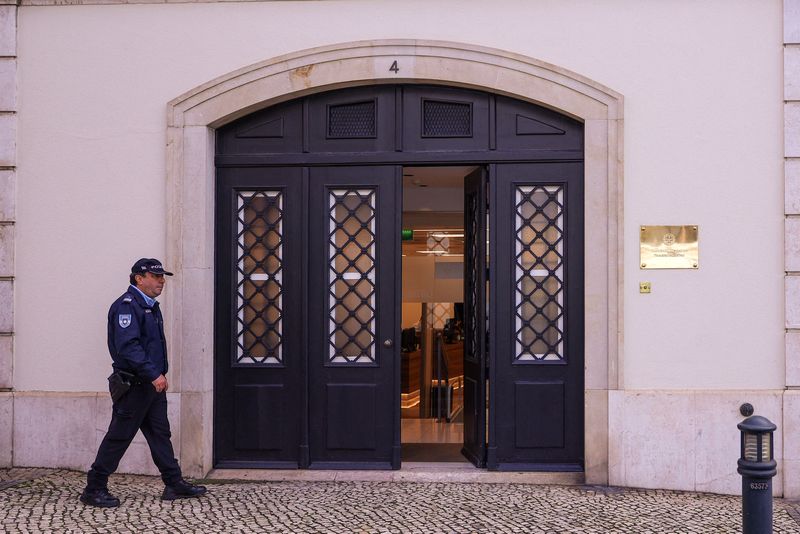 &copy; Reuters. A policemen passes by Portugal Prime Minister official redidence in Sao Bento Palace, Lisbon, Portugal, November 7, 2023. REUTERS/Pedro Nunes