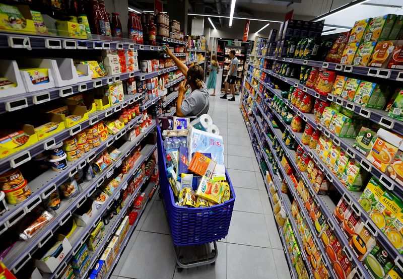 &copy; Reuters. FOTO DE ARCHIVO. Una clienta compra en un supermercado en Niza, Francia. 18 de agosto de 2022. REUTERS/Eric Gaillard