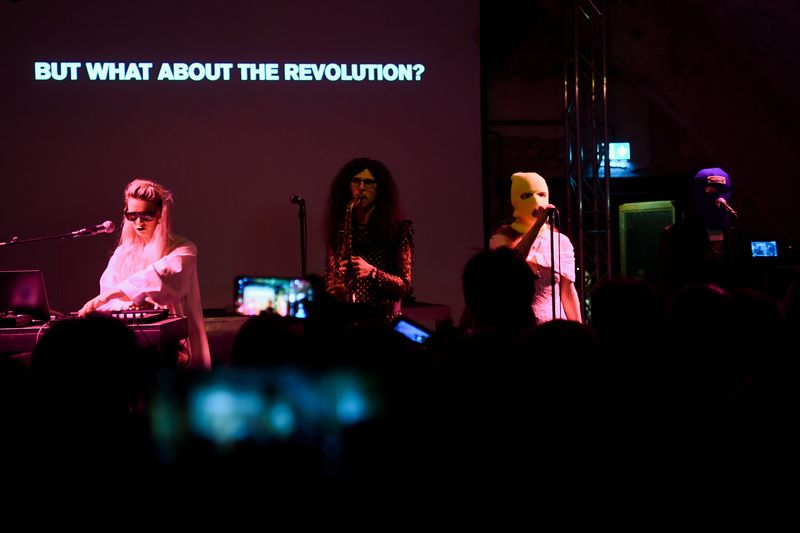 &copy; Reuters. Le groupe de musique punk russe Pussy Riot, qui critique le régime du pays, se produit lors de sa tournée de concerts contre la guerre, dans le contexte de l'invasion de l'Ukraine par la Russie, dans la salle de concert Shedhalle à Berlin, en Allemagne