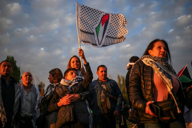 &copy; Reuters. نشطاء مؤيدون للفلسطينيين يحضرون حفلًا خيريًا لتمويل المستشفيات في غزة والضفة الغربية، في سانتياجو في يوم 25 أكتوبر تشرين الأول 2023. تصوير: با
