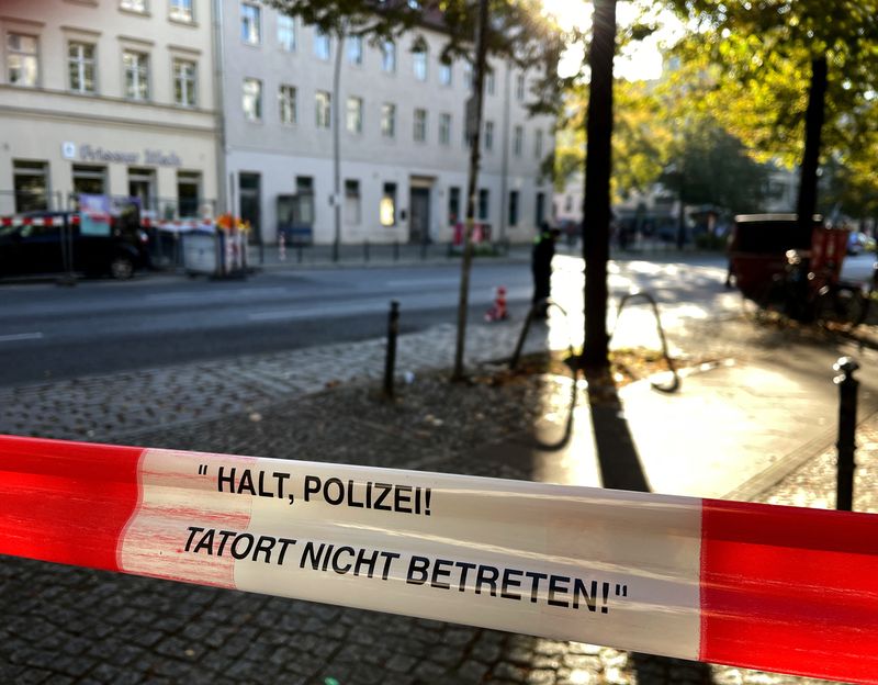&copy; Reuters. الشرطة الألمانية تغلق شارع عقب إلقاء زجاجتين مولوتوف على كنيس يهودي خلال الليل في برلين يوم 18 أكتوبر 2023. تصوير: توبياس شلي - رويترز.
