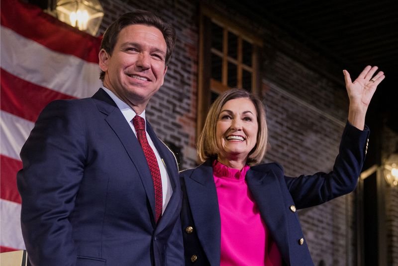 © Reuters. Florida Governor and U.S. Presidential candidate Ron DeSantis and Iowa Governor Kim Reynolds stand together as Reynolds endorses DeSantis's bid to be the Republican nominee in the 2024 presidential race at a rally, in Des Moines, Iowa, U.S. November 6, 2023.  REUTERS/Rachel Mummey
