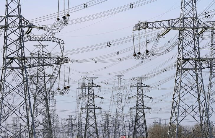 &copy; Reuters. Linhas de transmissão de energia nos arredores de Pequim. REUTERS/Jason Lee