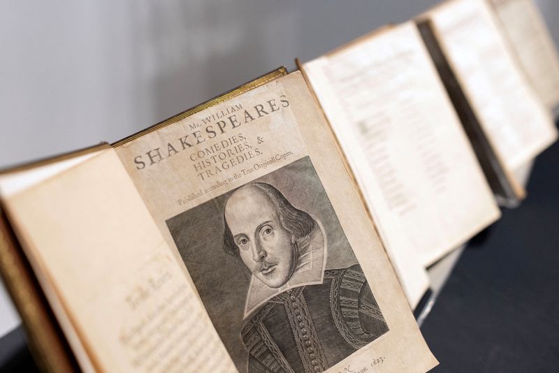 &copy; Reuters. النسخة الأولى من مجموعة (فيرست فوليو) للكاتب المسرحي وليام شكسبير  في معرض كريستيز في لندن يوم 24 أبريل نيسان 2023. تصوير: آنا جوردون- رويترز.