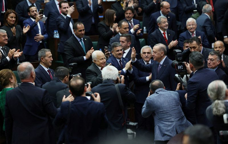 © Reuters. El presidente turco Tayyip Erdogan saluda a los legisladores de su partido AK t en el parlamento turco en Ankara, Turquía, 25 de octubre 2023. Murat Cetinmuhurdar/PPO/Handout via REUTERS/File Photo