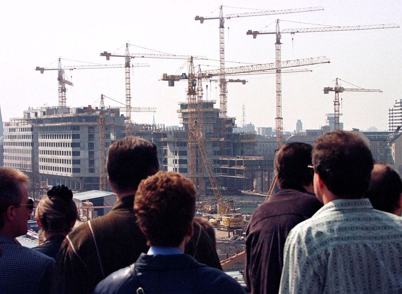 &copy; Reuters. Des visiteurs examinent un chantier à Berlin. /Photo d'archives/REUTERS