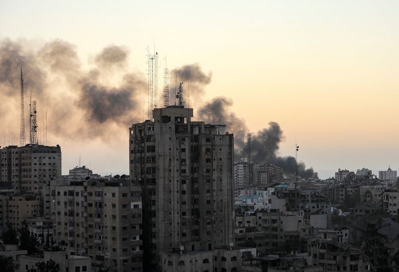 © Reuters. Smoke rises following Israeli strikes, amid the ongoing conflict between Israel and Palestinian Islamist group Hamas, in Gaza City, November 7, 2023. REUTERS/Mohammed Al-Masri