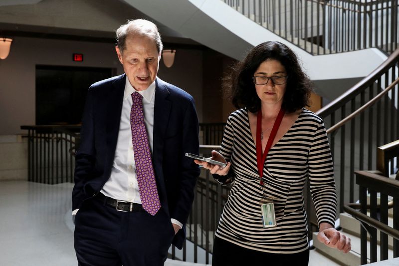 &copy; Reuters. FILE PHOTO: U.S. Senator Ron Wyden (D-OR) arrives for a closed briefing for all senators to discuss the leak of classified U.S. intelligence documents on the war in Ukraine, on Capitol Hill in Washington, U.S., April 19, 2023. REUTERS/Amanda Andrade Rhoad