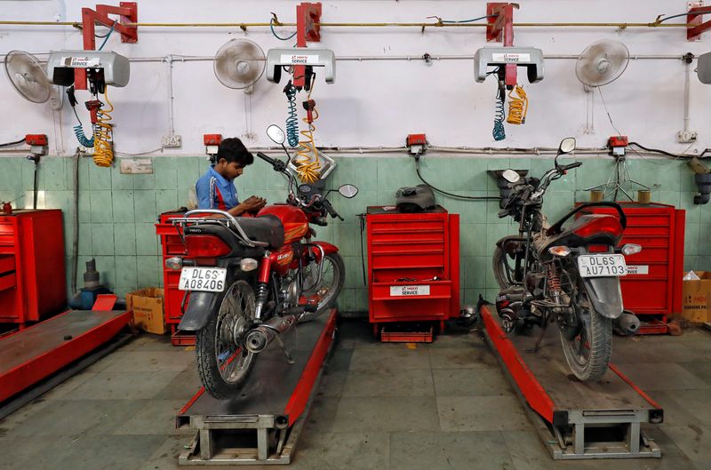 &copy; Reuters. An employee works on a motorbike inside a Hero MotoCorp service station in New Delhi, India, May 2, 2018. REUTERS/Saumya Khandelwal/File Photo