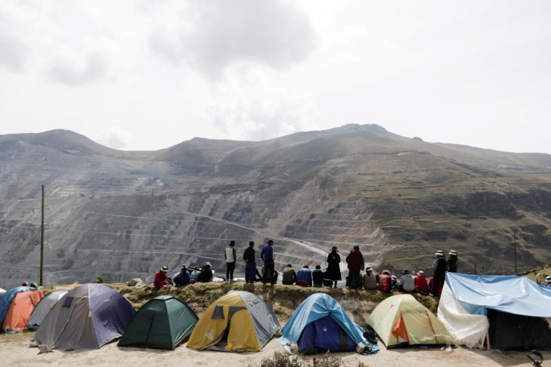 © Reuters. IMAGEN DE ARCHIVO: Miembros de comunidades indígenas acampan en la mina de cobre Las Bambas, de propiedad china, en Las Bambas, Perú, el 26 de abril de 2022. REUTERS/Angela Ponce/File Photo