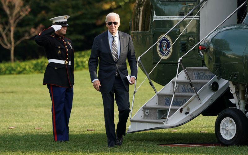 &copy; Reuters. FILE PHOTO: U.S. President Joe Biden steps from Marine One upon his return to the White House in Washington, U.S., November 6, 2023.REUTERS/Kevin Lamarque/File Photo