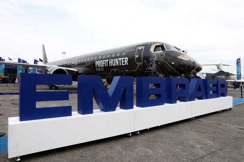&copy; Reuters. FILE PHOTO: An Embraer E195-E2 aircraft is displayed at the 54th International Paris Air Show at Le Bourget Airport near Paris, France, June 20, 2023. REUTERS/Benoit Tessier/File Photo