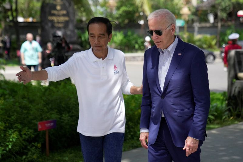 &copy; Reuters. Indonesian President Joko Widodo greets U.S. President Joe Biden upon his arrival for a mangrove planting event at Ngurah Rai Forest Park, on the sidelines of the G20 summit in Denpasar, Bali, Indonesia November 16, 2022. Dita Alangkara/Pool via REUTERS/F