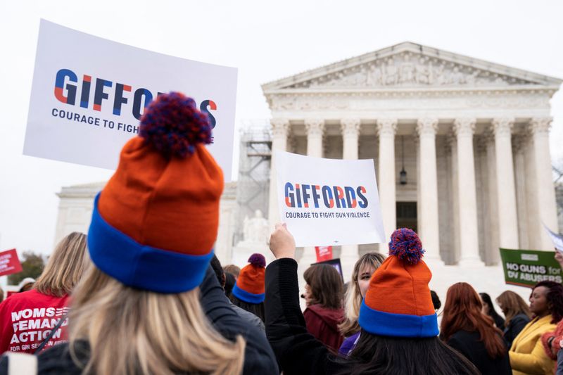 © Reuters. People participate in a demonstration as the US Supreme Court considers legality of domestic-violence gun curbs at the Supreme Court in Washington, D.C., U.S., November 7, 2023. REUTERS/Sarah Silbiger