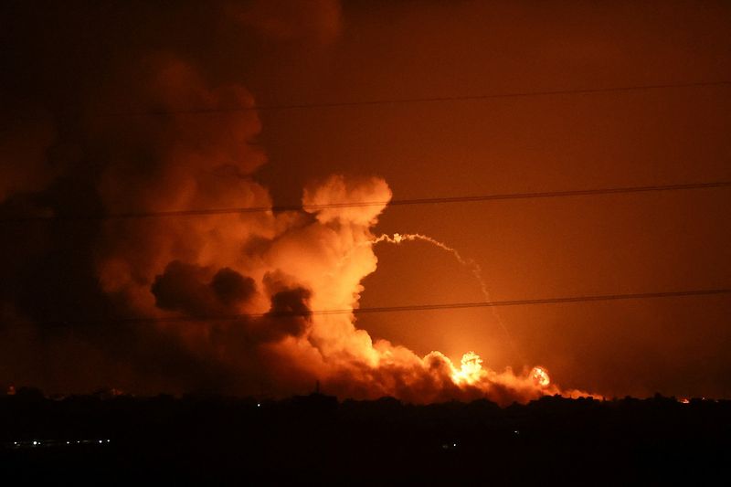 &copy; Reuters. De la fumée et des flammes s'élèvent lors de frappes israéliennes dans la bande de Gaza dans le cadre du conflit actuel entre Israël et le groupe islamiste palestinien Hamas, vu du côté israélien de la frontière avec Gaza, dans le sud d'Israël. 