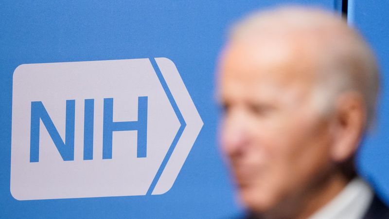 © Reuters. FILE PHOTO: The National Institutes of Health's logo is pictured as U.S. President Biden visits the National Institutes of Health to speak about his administration's plan to fight the coronavirus disease (COVID-19) with the emergence of the Omicron variant, in Bethesda, Maryland, U.S., December 2, 2021. REUTERS/Kevin Lamarque/File Photo