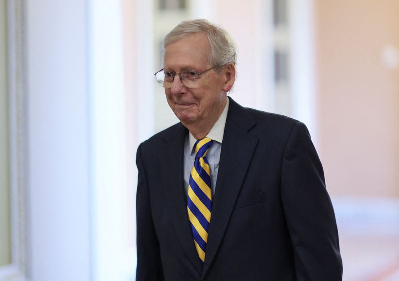 &copy; Reuters. El líder de la minoría del Senado de EEUU, Mitch McConnell (R-KY), camina por el Capitolio de EEUU, en Washington, 28 de septiembre de 2023. REUTERS/Leah Millis/Archivo