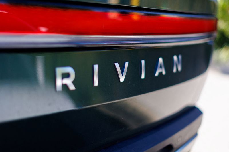 &copy; Reuters. An electric pick-up truck is pictured at the Rivian Automotive Inc facility in Costa Mesa, California, U.S.,November 1, 2023.     REUTERS/Mike Blake