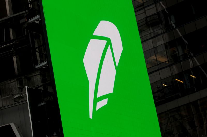 &copy; Reuters. The logo for Robinhood Markets, Inc., is displayed on a screen during the company’s IPO at the Nasdaq Market site in Times Square in New York City, U.S., July 29, 2021.  REUTERS/Brendan McDermid