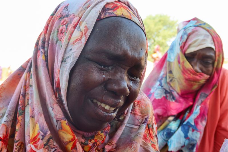 &copy; Reuters. نساء من مدينة الجنينة (غرب دارفور) يبكين بعد تلقيهن نبأ وفاة أقاربهن أثناء انتظارهن في تشاد يوم الثلاثاء. تصوير: الطيب صديق- رويترز.