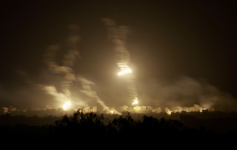 &copy; Reuters. Flares burn in the sky over northern Gaza Strip amid the ongoing conflict between Israel and Palestinian Islamist group Hamas, as seen from Sderot in southern Israel, November 7, 2023. REUTERS/Ammar Awad  