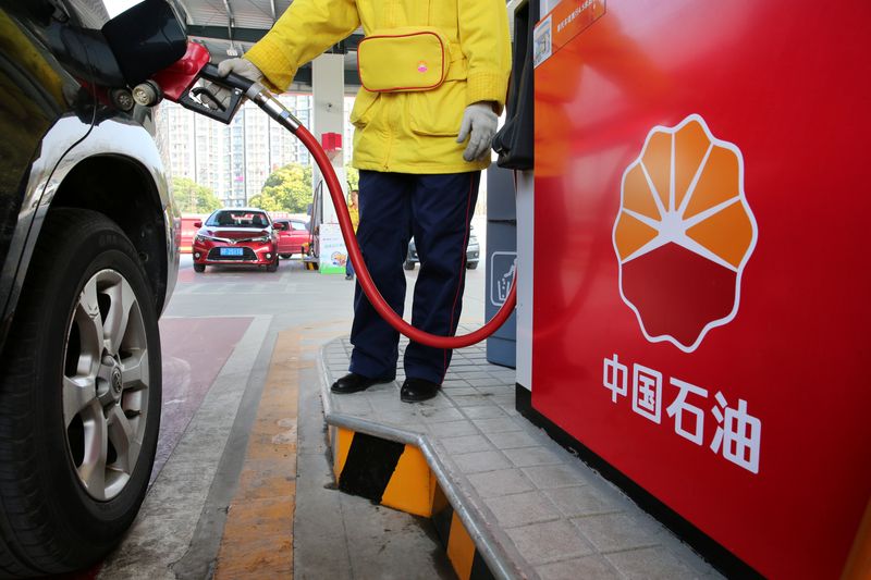&copy; Reuters. 　１１月８日、アジア時間の原油先物は３カ月余ぶりの安値に下落した。写真は江蘇省にあるガソリンスタンドで２０１８年３月撮影（２０２３年　ロイター／Stringer）
