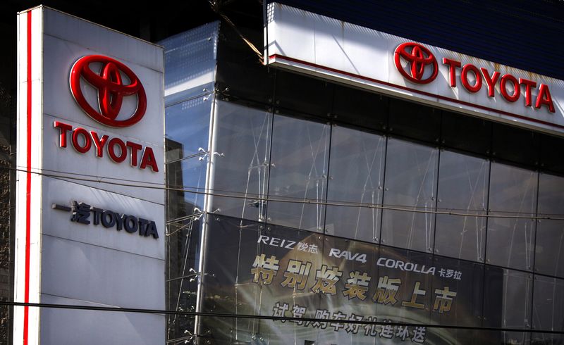 &copy; Reuters. 　１１月７日、トヨタ自動車は競争が激化する中国において、第一汽車集団（ＦＡＷ）との合弁会社「一汽トヨタ」での減産を延長する計画をディーラーに伝えた。北京で２０１２年撮影（