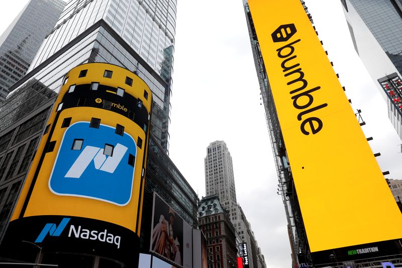 © Reuters. Displays outside the Nasdaq MarketSite are pictured as dating app operator Bumble Inc. (BMBL) made its debut on the Nasdaq stock exchange during the company's IPO in New York City, New York, U.S., February 11, 2021. REUTERS/Mike Segar/File Photo