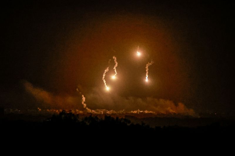 &copy; Reuters. FOTO DE ARCHIVO: Unas bengalas arden en el cielo, vistas desde el lado israelí de la frontera con Gaza, en el sur de Israel. 7 de noviembre de 2023. REUTERS/Ammar Awad