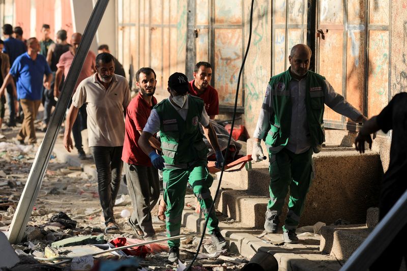 &copy; Reuters. Trabajadores sanitarios transportan a un palestino herido tras los ataques israelíes, en el marco del actual conflicto entre Israel y el grupo islamista palestino Hamás, en la ciudad de Gaza el 7 de noviembre de 2023. REUTERS/Mohammed Al-Masri