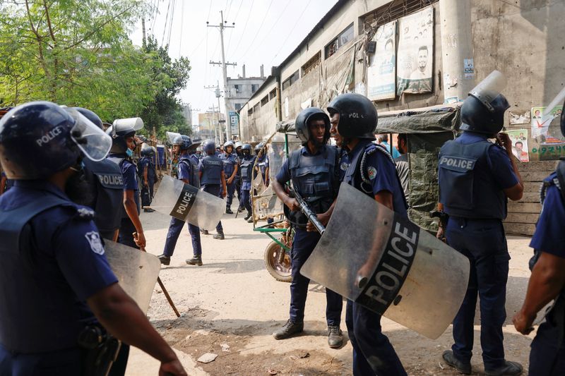 &copy; Reuters. Les forces de sécurité devant des usines de confection, suite à des affrontements entre les travailleurs de l'industrie du vêtement et la police au sujet des salaires, dans la région d'Ashulia, dans la banlieue de Dhaka, au Bangladesh. /Photo prise l
