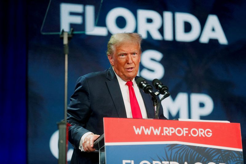 &copy; Reuters. El expresidente de Estados Unidos y aspirante a la nominación presidencial republicana Donald Trump habla a sus partidarios durante la Cumbre de la Libertad de Florida celebrada en el Gaylord Palms Resort & Convention Center en Kissimmee, Florida, Estado