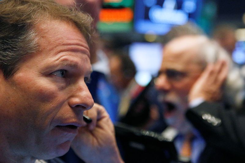 &copy; Reuters. Des traders travaillent à la Bourse de Wall Street. /Photo prise le 21 octobre 2016/REUTERS/Brendan McDermid