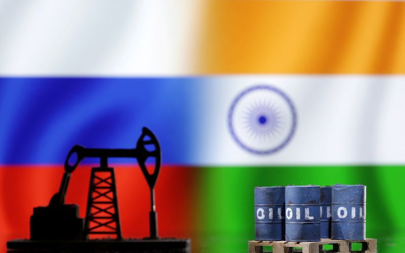 © Reuters. A model of an oil pump jack and oil barrels are seen in front of Russian and Indian flags in this illustration taken, December 9, 2022. REUTERS/Dado Ruvic/Illustration/File photo
