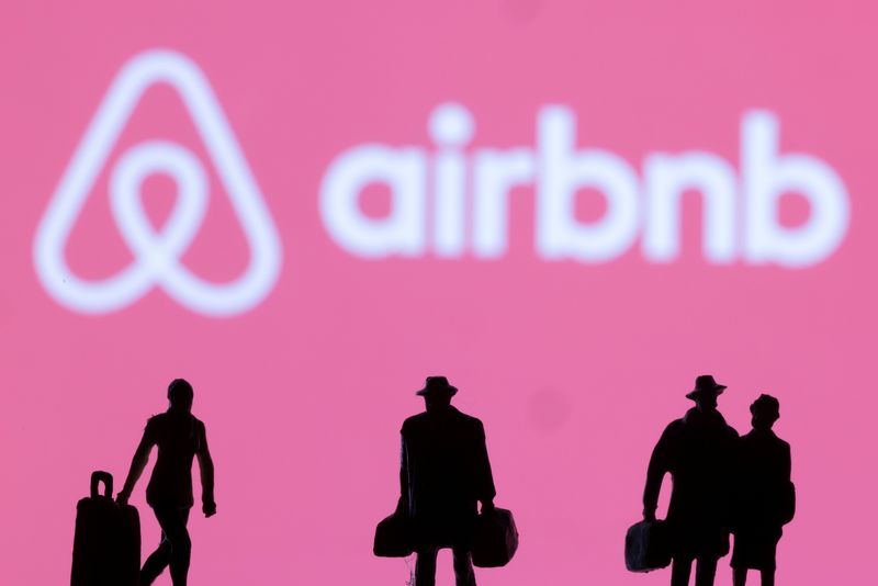 &copy; Reuters. Figurines are seen in front of the Airbnb logo in this illustration taken February 27, 2022. REUTERS/Dado Ruvic/Illustration/ File Photo