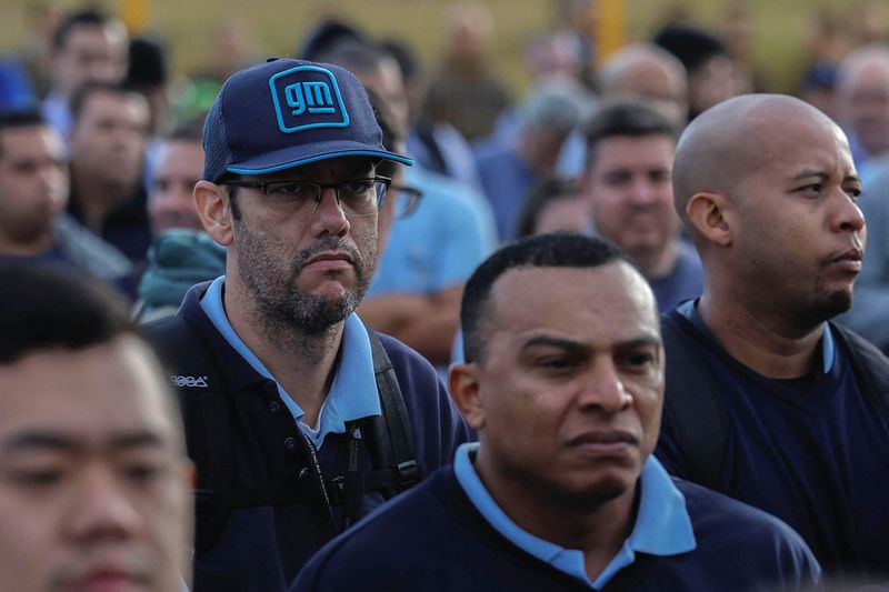 © Reuters. FILE PHOTO: GM workers attend an assembly where they approved a strike to protest against layoffs, in front of the General Motors plant, in Sao Jose dos Campos, Sao Paulo state, Brazil October 23, 2023. REUTERS/Roosevelt Cassio/File Photo