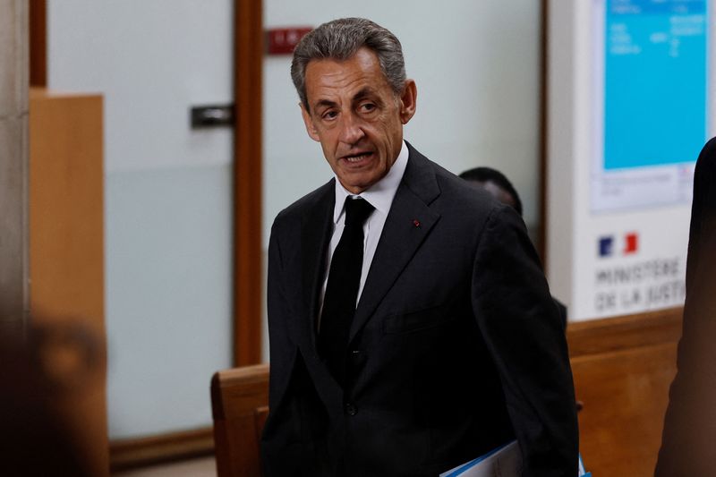 &copy; Reuters. El expresidente francés Nicolas Sarkozy a su llegada al palacio de justicia en París, Francia. 8 de noviembre de 2023. REUTERS/Gonzalo Fuentes