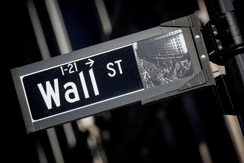 &copy; Reuters. Un panneau de Wall Street dans le quartier financier de New York, aux États-Unis. /Photo d'archives/REUTERS/Brendan McDermid/