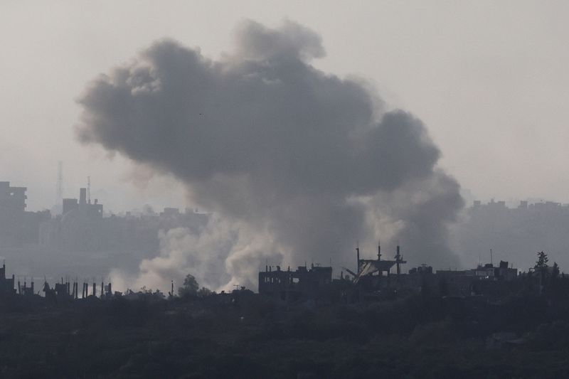 © Reuters. سحب الدخان الكثيفة تتصاعد في السماء فوق جنوب غزة كما شوهدت من جنوب إسرائيل جراء غارات جوية إسرائيلية على القطاع  يوم الأربعاء . تصوير : عمار عوض - رويترز .  