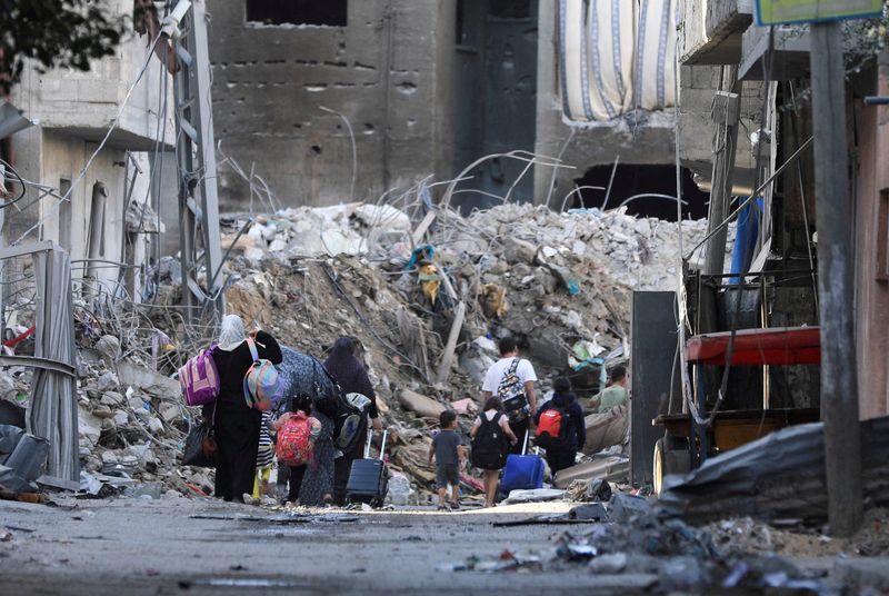 © Reuters. Palestinians carry their belongings as they flee their houses, amid the ongoing conflict between Israel and Palestinian Islamist group Hamas, in Gaza City November 7, 2023. REUTERS/Mohammed Al-Masri     TPX IMAGES OF THE DAY