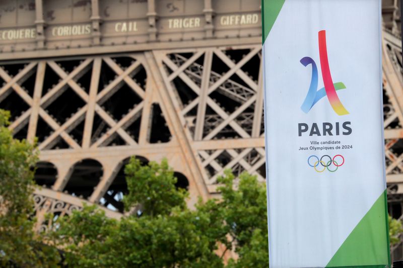 &copy; Reuters. شعار أولمبياد باريس 2024 من أمام برج إيفل. صورة من أرشيف رويترز