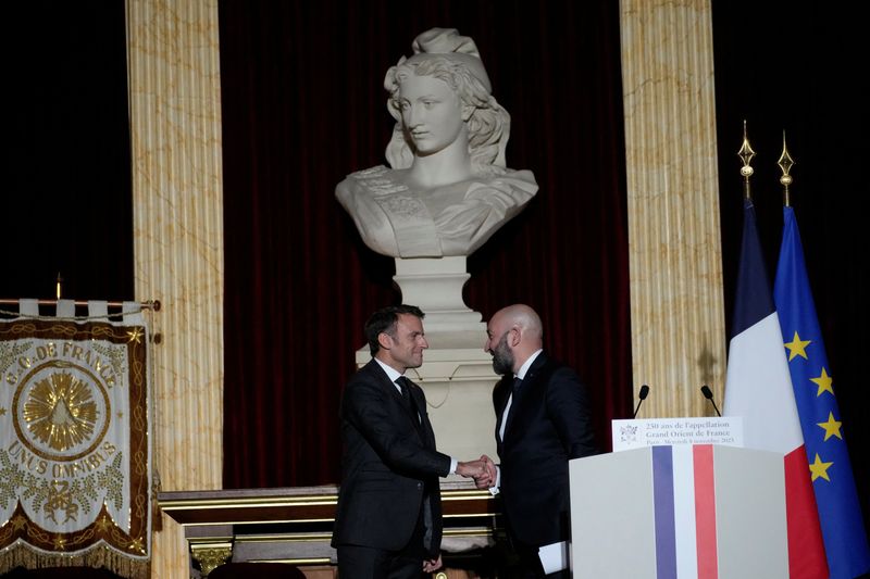 &copy; Reuters. Le président français Emmanuel Macron, à gauche, serre la main du Grand Maître de l'organisation franc-maçonne Le Grand Orient de France (GODF) Guillaume Trichard, lors d'une réunion avec les dirigeants des organisations franc-maçonnes de France po