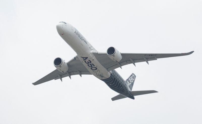 © Reuters. A Airbus A350 aircraft during a display at the Farnborough International Airshow, in Farnborough, Britain, July 20, 2022.  REUTERS/Peter Cziborra/File photo