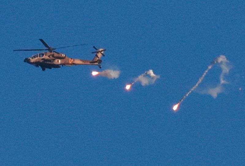 &copy; Reuters. طائرة هليوكوبتر إسرائيلية تنفذ غارة جوية بإطلاق صواريخ فوق قطاع غزة يوم الأربعاء كما شوهدت من جنوب إسرائيل . تصوير : عمار عوض - رويترز .  