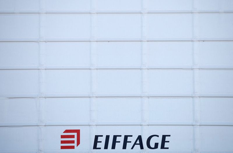 &copy; Reuters. Le logo du groupe de construction français Eiffage sur le bâtiment de l'entreprise à Saint-Nazaire, France. /Photo prise le 7 novembre 2023/REUTERS/Stephane Mahe