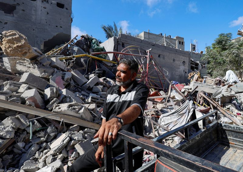 &copy; Reuters. El palestino Mohammed Hamdan, que perdió a 35 familiares de tres generaciones en un ataque aéreo israelí, de pie sobre los escombros de su casa familiar destruida en el ataque, en Jan Yunis, en el sur de la Franja de Gaza

November 7, 2023. REUTERS/Moh