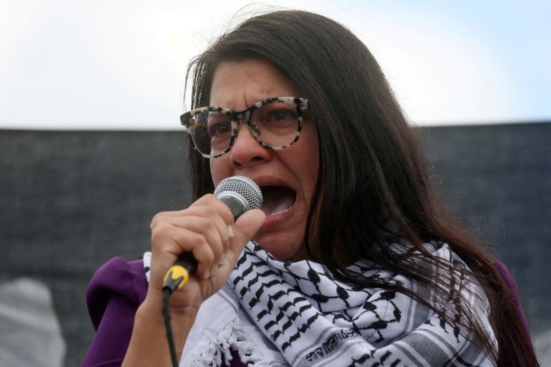 &copy; Reuters. النائبة الأمريكية رشيدة طليب تخاطب الحضور خلال احتجاج يدعو إلي وقف إطلاق النار في غزة خارج مبني الكابيتول بواشنطن يوم 18 أكتوبر تشرين الأول 2