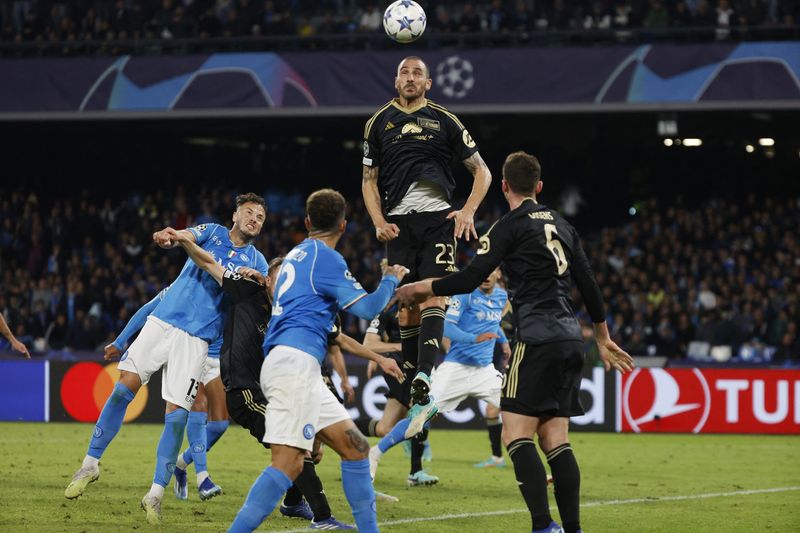 &copy; Reuters. لاعب نابولي ليوناردو بونوتشي خلال مباراة فريقه ضد يونيون برلين في منافسات دوري أبطال اوروبا بمدينة نابولي يوم الأربعاء. تصوير : شيرو دي لوكا