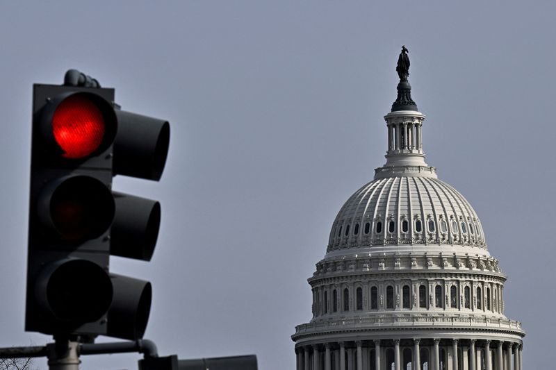 &copy; Reuters. FILE PHOTO: A red light traffic signal is seen with the dome of the U.S. Capitol building in the distance, in Washington, U.S., February 16, 2022. REUTERS/Jon Cherry/File Photo